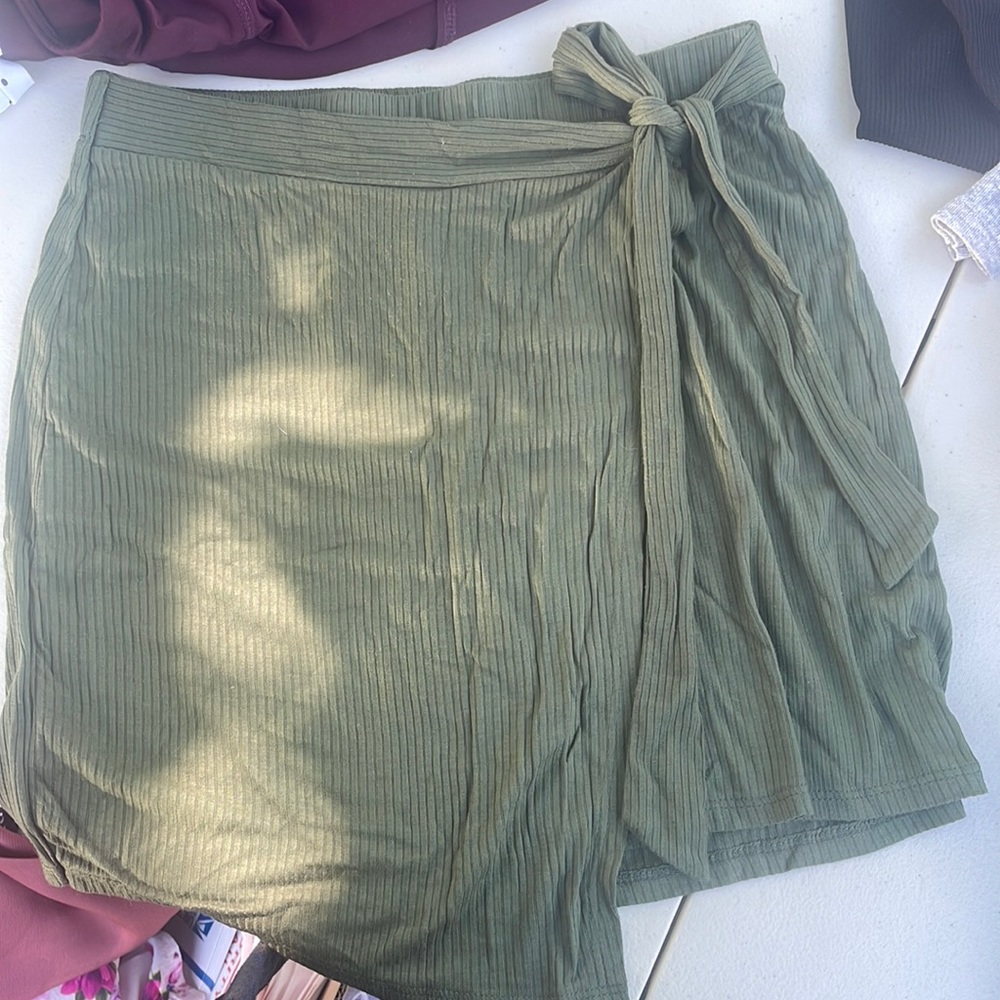 Green side tie skirt